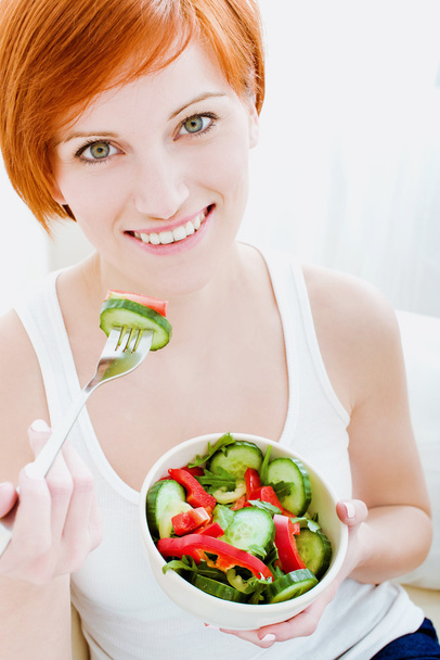 mutlu kadın salata yemek Close-Up - Fotoğraf, Görsel