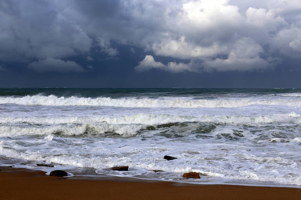 Storm en wind in de Middellandse Zee in Noord-Israël  - Foto, afbeelding