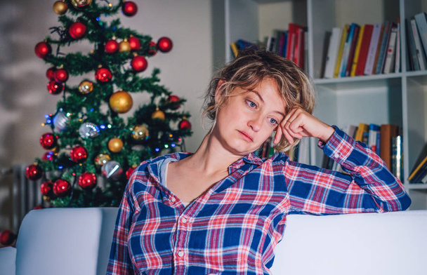 Depressives Frauenporträt während des Weihnachtsurlaubs zu Hause - Foto, Bild
