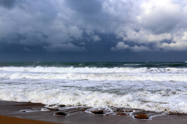 Burza i wiatr na Morzu Śródziemnym w północnym Izraelu  - Zdjęcie, obraz