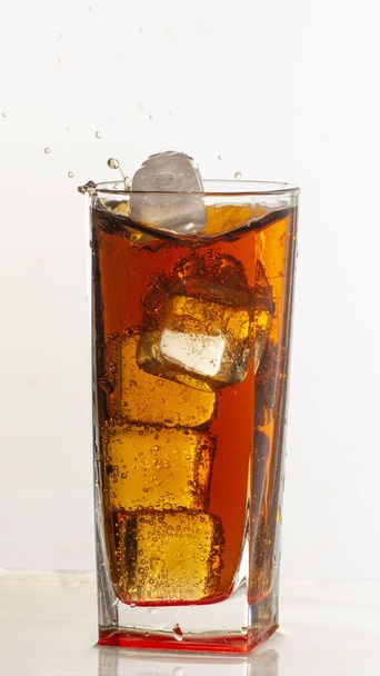 Refrescante bebida fría con hielo sobre fondo blanco de cerca
 - Foto, imagen