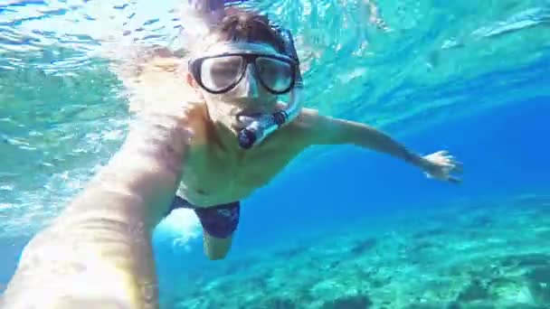 Sualtı Selfie. Genç adam bir sualtı maskesi denizde yüzme - Video, Çekim