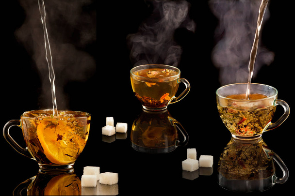 Conjunto de reflejos de tazas de té verde y azúcar sobre un fondo negro
 - Foto, imagen