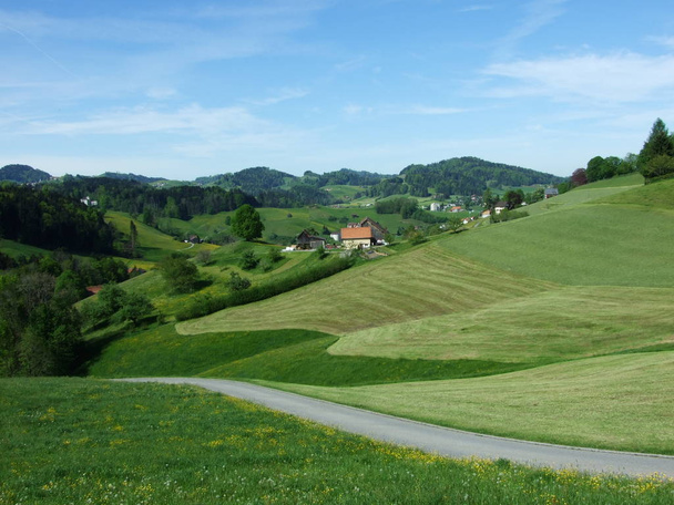 Pastagens e colinas de Herisau (Canton Appenzell Ausserrhoden, Suíça
) - Foto, Imagem