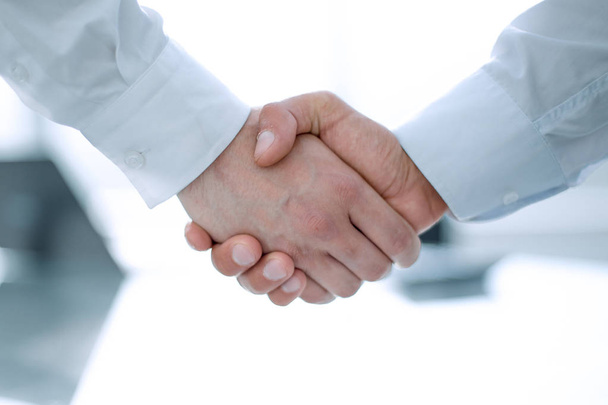 Деловые люди пожимают друг другу руки, бизнесмены пожимают руки - Фото, изображение