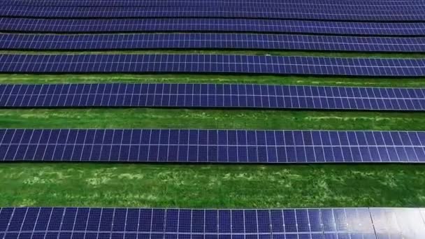 Güneş hücreleri enerji çiftlik dron olarak görüntüleyin. Fotovoltaik paneller satırlarının havadan görünümü - Video, Çekim