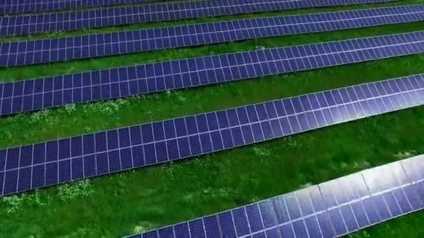 Rijen van fotovoltaïsche zonnepanelen op veld. Luchtfoto landschap met zonnecellen - Video