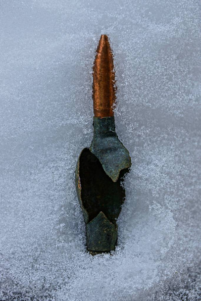 Vieille cartouche dans la neige
 - Photo, image