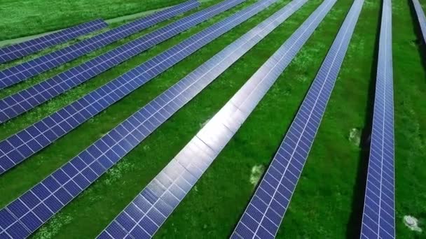 Λειτουργικές μονάδες φωτοβολταϊκών ηλιακή αγρόκτημα στο σταθμό. Αεροφωτογραφία των ηλιακών κυττάρων - Πλάνα, βίντεο