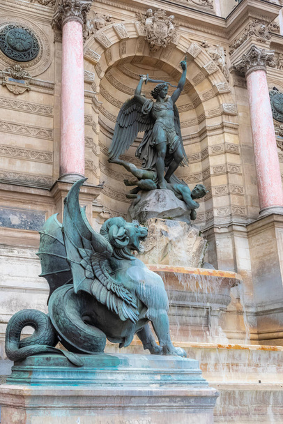 Parigi, la fontana di Saint-Michel, luogo famoso nella capitale francese
 - Foto, immagini