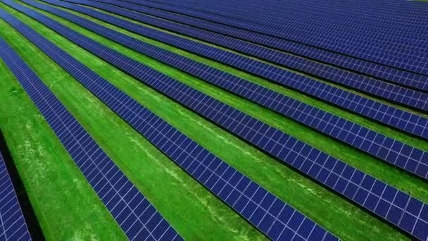 Módulos solares de generación de energía fotovoltaica. Vista aérea filas de celdas solares
 - Metraje, vídeo