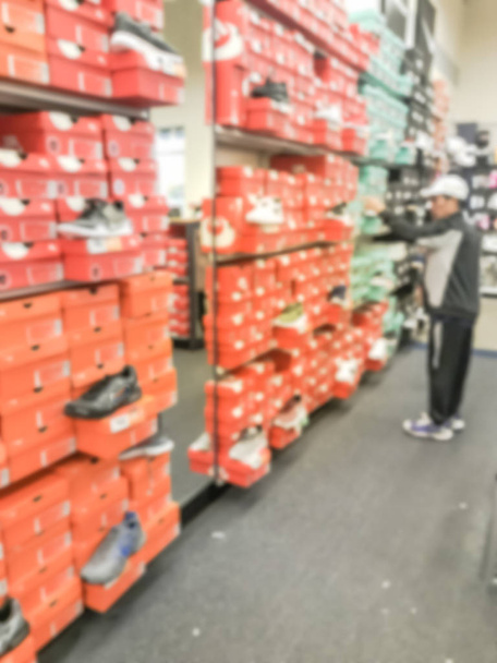 Θολή αφηρημένη πελάτη ψώνια σε παπούτσια κατάστημα στο Τέξας, Αμερική - Φωτογραφία, εικόνα