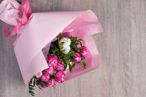 Festive bouquet of Pink Roses on Wooden Background with Copy Spac - Foto, Bild