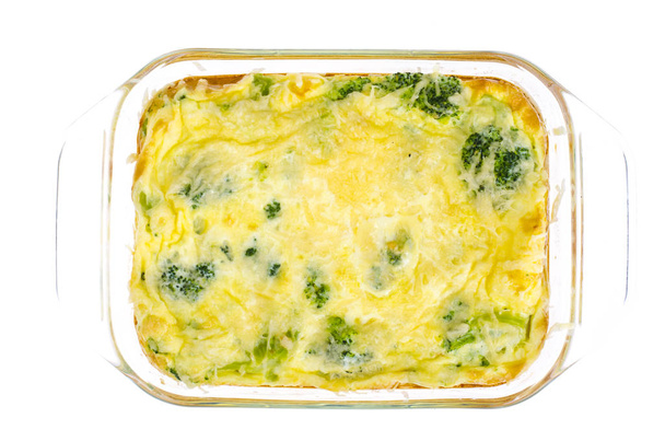 Ομελέτα τα αυγά, μπρόκολο, τυρί σε γυαλί ανθεκτικό στη θερμότητα μορφή, που ψήνεται σε φούρνο. Στούντιο φωτογραφίας - Φωτογραφία, εικόνα