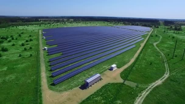 Ηλιακά κύτταρα ενέργειας αγρόκτημα στο εξοχικό τοπίο. Αεροφωτογραφία του σταθμού οικολογία - Πλάνα, βίντεο
