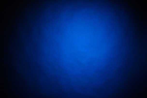 Luz azul sobre fondo negro en estudio fotográfico
 - Foto, imagen