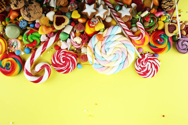 caramelos con jalea y azúcar. colorida variedad de diferentes dulces y golosinas para niños
 - Foto, imagen