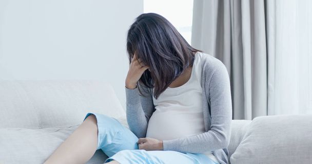 έγκυος γυναίκα κλαίς και να νιώθεις κατάθλιψη στο σπίτι - Φωτογραφία, εικόνα