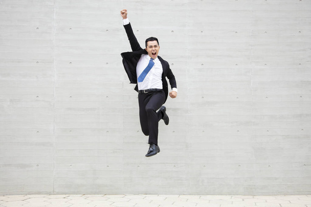 excité jeune homme d'affaires courir et sauter
 - Photo, image