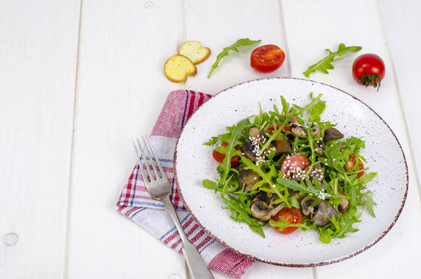 Roka ve mantar ile sıcak salata. Studio fotoğraf - Fotoğraf, Görsel
