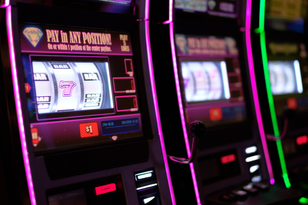 Spielautomaten im Casino - Foto, Bild