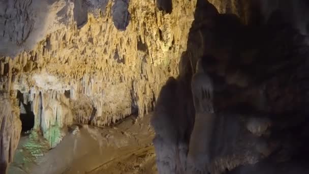 Vue intérieure de la grotte de Nerja en Espagne. Les grottes de Nerja sont une série de cavernes près de la ville de Nerja dans la province de Mlaga en Espagne
.  - Séquence, vidéo