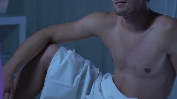 Beau homme regardant femme en lingerie, les règles de séduction romantique date à la maison
 - Séquence, vidéo
