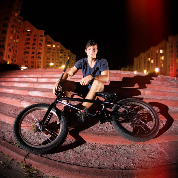 Irban の背景に彼の bmx の自転車と Yound 白人サイクリスト - 写真・画像