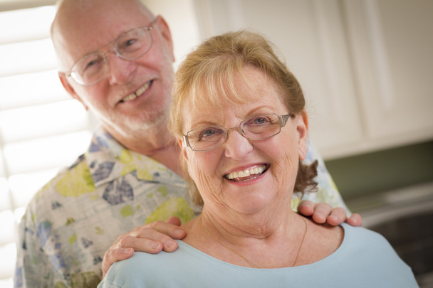 Onnellinen valkoihoinen vanhempi pari muotokuva sisällä
 - Valokuva, kuva