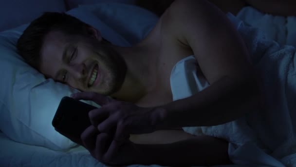 El marido se comunica con la amante por teléfono por la noche mientras su esposa duerme
 - Metraje, vídeo