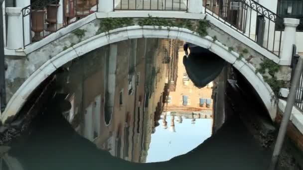 Tranquilo flujo de agua turquesa bajo puente vintage. Venecia, Italia
 - Metraje, vídeo