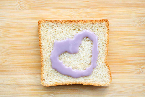 Сердце, нарисованное на куске хлеба
 - Фото, изображение