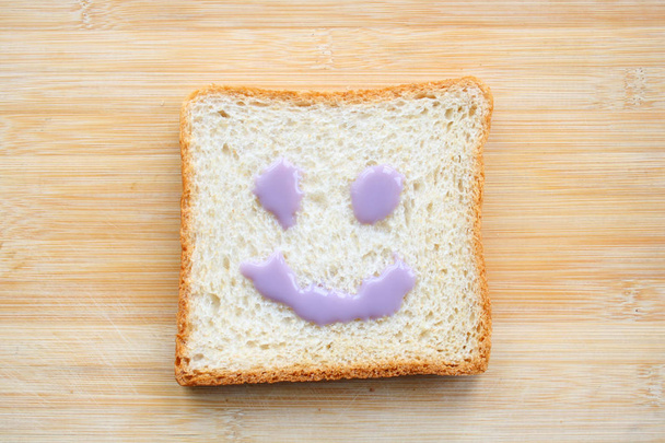 Veselý obličej na krajíc chleba - Fotografie, Obrázek