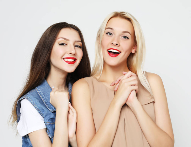 lifestyle and people concept: Two young girl friends standing to - Фото, зображення