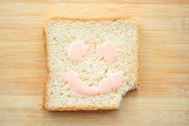 Boldog arcot rajzolt szelet kenyér - Fotó, kép