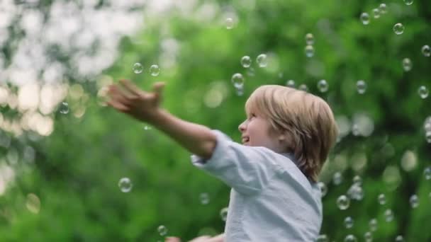 malý chlapec s mýdlové bubliny - Záběry, video