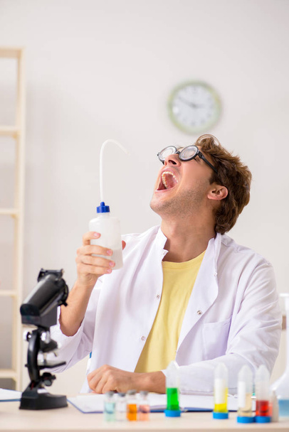Αστείος τρελός χημικός κάνει πειράματα και δοκιμές - Φωτογραφία, εικόνα