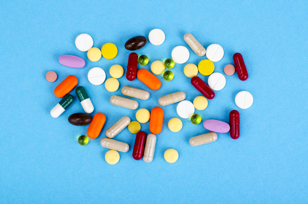 Assorted pharmaceutical medicine pills, tablets and capsules on bright background. Drugs and various narcotic substances. Copy space for text. Studio Photo - Foto, Imagen