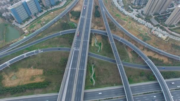 Вид з повітря на шосе та естакаду в місті
 - Кадри, відео