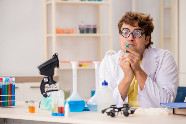 Funny crazy chemist doing experiments and tests - Photo, Image