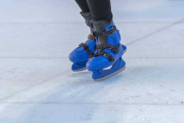 diversión con patinaje sobre hielo
 - Foto, imagen