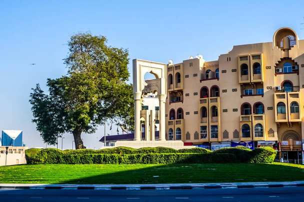 Dubai Al Fahidi rotonda con Oriental Arched Gate e pittoresco cielo blu sfondo
 - Foto, immagini