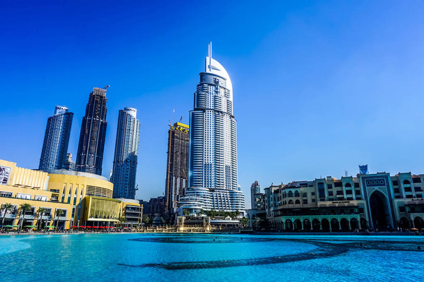Highrise pittoresque à la fontaine de Dubaï avec site de construction à l'arrière-plan et Souk Al Bahar
 - Photo, image