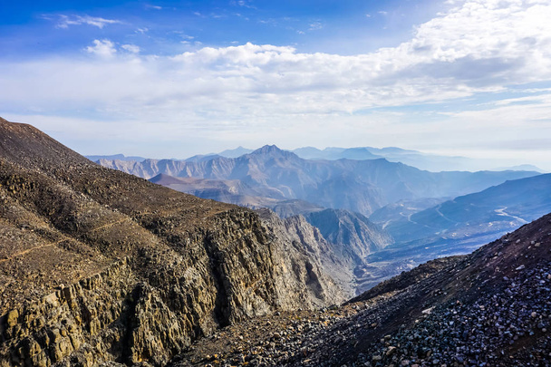 jebel jais mountain malerischer Blick auf Berggipfel mit wolkenlosem blauem Himmel - Foto, Bild