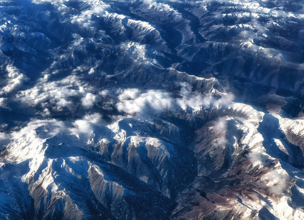 A Himalája, alkotnak egy hegység az ázsiai, az elkülönítés az indiai szubkontinensen a tibeti fennsík síkság. - Fotó, kép