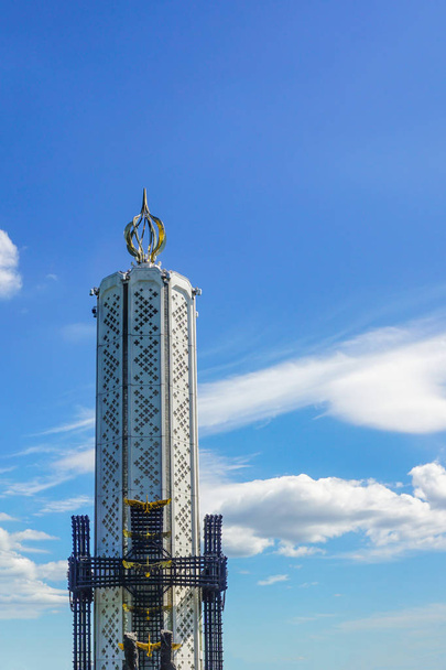 Κίεβο Χολοντόμορ μνημείο της γενοκτονίας στη θερινή ώρα με θέα στο γαλάζιο του ουρανού - Φωτογραφία, εικόνα