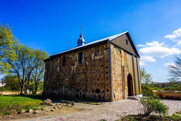 Grodno Kalozha kirkon puolella näkymä sininen taivas tausta
 - Valokuva, kuva