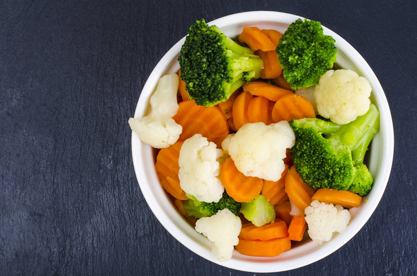 Carote bollite, broccoli, cavolfiore, ingredienti alimentari vegetariani. Un concetto di stile di vita sano. Studio Foto
 - Foto, immagini