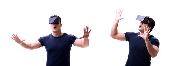 Jonge knappe man dragen van virtuele realiteit Vr bril geïsoleerde o - Foto, afbeelding