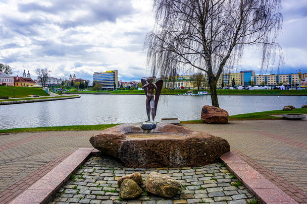 Minskin saari kyynelten itkevä enkeli edessä Svislach joen ja Old City View
 - Valokuva, kuva
